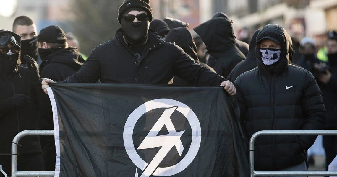 Guardian: Bρετανοί φασίστες αντιγράφουν τους τζιχαντιστές